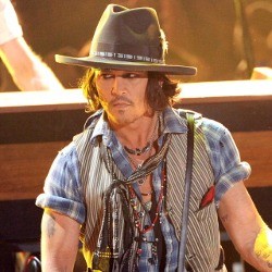Johnny Depp Jadi Gitaris The Black Keys di Panggung MTV