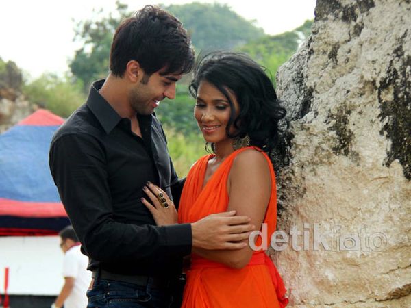 Nova Eliza Diselingkuhi Dua Pria Asing