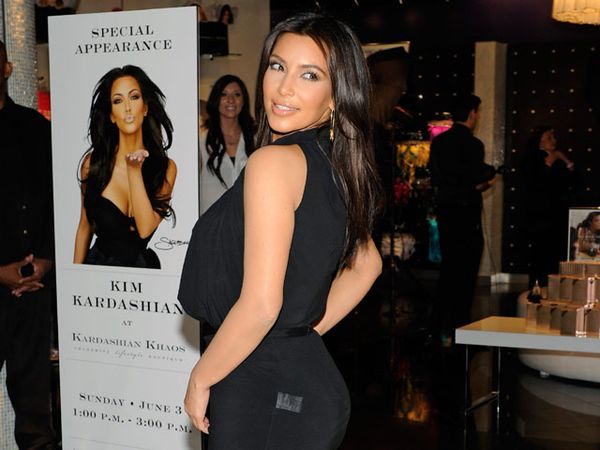 Kim Kardashian Pamer Keindahan Bokongnya
