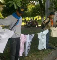 Mapala se Jatim Gelar Aksi Jemur Ribuan Baju di Bundaran Waru