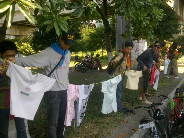 Aksi Jemur Baju di Hari Lingkungan Hidup