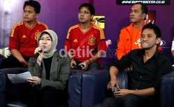 Beberapa presenter dan komentator handal akan memandu dan mengiringi jalannya pertandingan Euro 2012, di antaranya Ricky Jo, Ibnu Jamil, Tio Nugroho, Tris Irawan, Olad Fatah, Tommy Welly, Gita Suwondo, dan Supriyono.