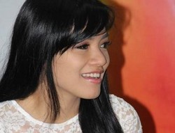 Titi Kamal Diikuti Wanita Bermotor