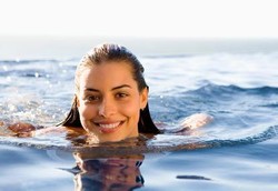 Berenang atau Berjalan Efektif Redakan Nyeri Sebanyak 50%