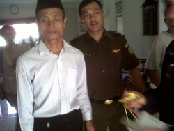 Dukung Rosidi, Petani Hadiahi Kayu Jati ke Perhutani