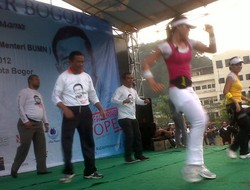 Dahlan Iskan Goyang Iwak Peyek Bersama Ratusan Warga Bogor