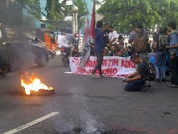  Konami Bakar Ban di Depan LBH, Megaria ke Salemba Macet