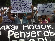 Puluhan Warga Padang Lawas Mogok Makan di DPRD Sumut