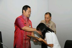 2 Siswi Semarang Peraih UN Tertinggi Dihadiahi LCD TV