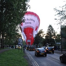 Waduh! Balon Udara Mendarat Darurat di Tengah Jalan