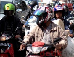 Berapa Berat Helm yang Aman?