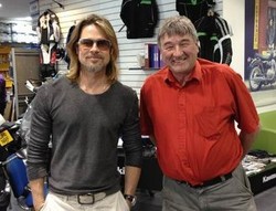 Brad Pitt Belanja Aksesoris Moge