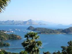 Menikmati Panorama Flores Barat dari Atas Bukit