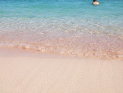 Pink Beach, Pantai Cantik dengan Pasir Merah Muda di Flores