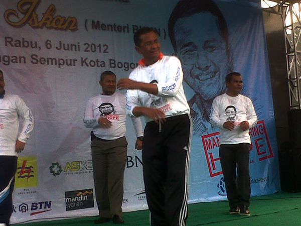 Dahlan Iskan Goyang Iwak Peyek di Bogor