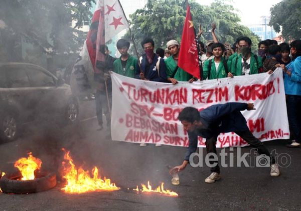 Mahasiswa Bakar Ban Tuntut Rekannya Dibebaskan