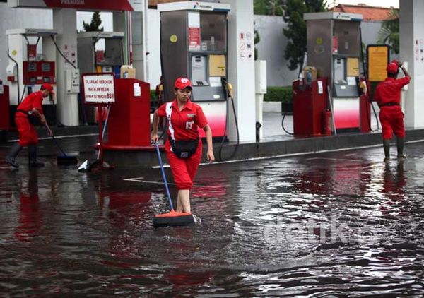 Hujan Deras, SPBU Tergenang