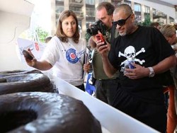 Woouw.. Ada Donat Ukuran Jumbo di Hari Donat Nasional