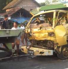 Seruduk Trailer, Sopir dan Kenek Terjepit