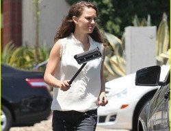 Ah, Natalie Portman Bersihkan Kaca Mobil di Jalanan