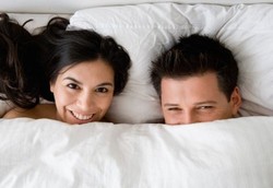 Berbagi Ranjang Lebih Menyehatkan Dibanding Tidur Sendirian