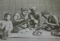 Siapa yang Bikin Orang Indonesia Kenal Madat?