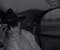 Perempuan Yang Diduga Mencuri Perhiasan Axl Rose Ditangkap