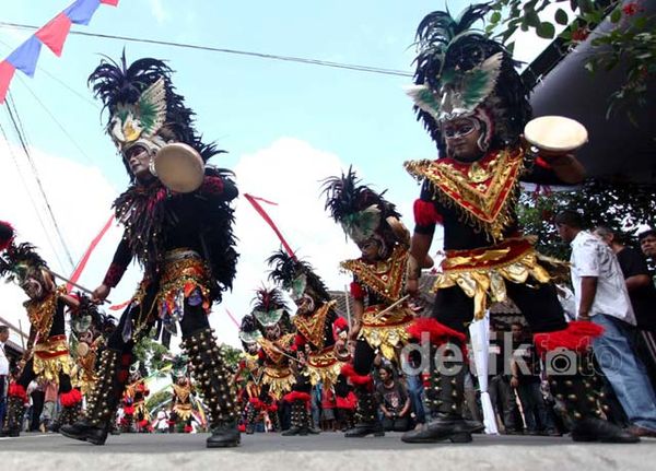 Tiba di Boyolali Iwan Fals Disambut Topeng Ireng