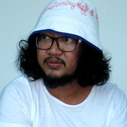 Arie Daginkz Tampil Beda di Mama Cake