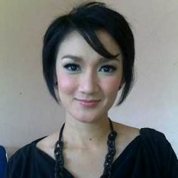 Duh, Mobil Melly She Dilempari Batu Suporter Persib