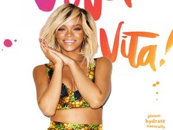 Wuih, Rihanna Makin Eksis Di Iklan Coconut Water!