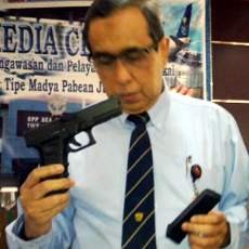 Penyelundupan Senjata Api di Dalam DVD dan Jaket Bekas Digagalkan