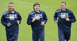 Chiellini: Tak Masalah De Rossi Jadi Bek