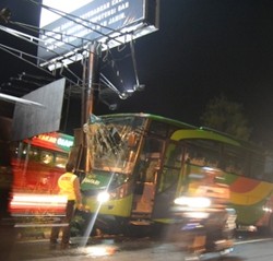  Bus Tabrak Tiang Reklame di Semarang