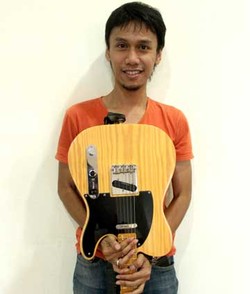 Gitaris Sheila On 7 Siap Pensiunkan Puluhan Gitarnya