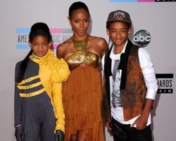 Jada Pinkett Smith Selalu Ajak Anak ke Lokasi Syuting Demi ASI