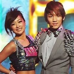 Nicole KARA Kunjungi Key SHINee di Belakang Panggung