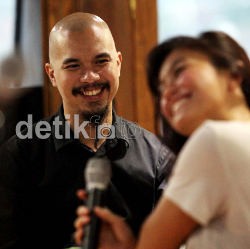 Ahmad Dhani Ajak Agnes di Konsernya