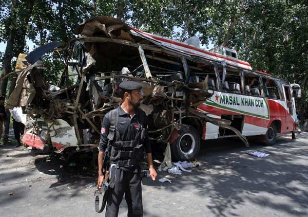 Bus Dihantam Bom, 18 Orang Tewas