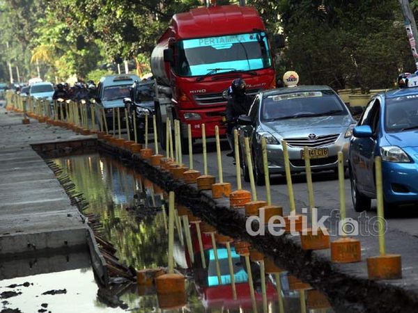 Jalan DI Pandjaitan Dicor, Kendaraan Mengular