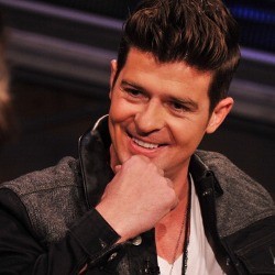 Robin Thicke Topless di Video Klip All Tied Up