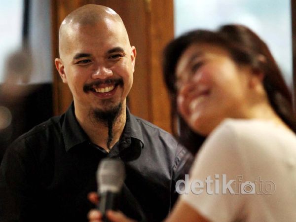 Ahmad Dhani Ajak Agnes di Konsernya