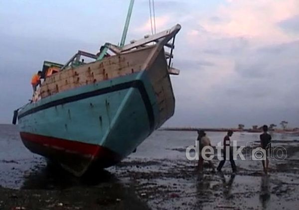 Kapal Imigran Gelap Terdampar di Perairan Lekok