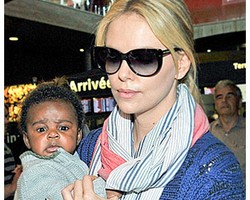 13 Selebriti Top Hollywood dengan Status Single Mom (Bag. 1)