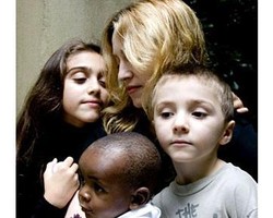 13 Selebriti Top Hollywood dengan Status Single Mom (Bag. 2)