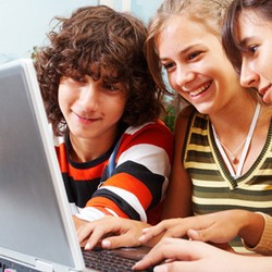 Minimnya Pengawasan Anak Saat di Dunia Maya