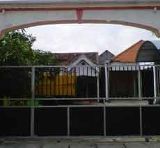 Rumah Orang Tua Tomy di Surabaya Sepi