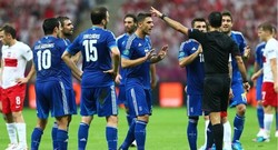 Yunani: Penalti yang Gagal, Kartu Merah, dan Papadopoulos Out