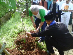 Masyarakat Betawi Tanam Pohon Kepel, Buni, dan Mahoni di Setu Babakan 