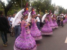 Pawai Kendaraan Dimulai, Ribuan Orang Menyemut di Depan Balaikota
